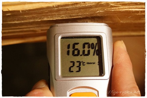 水分計で薪の水分量を測定する
